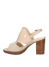 Elegante sandalia de cuero beige charol con forro suave y plantilla cómoda, perfecta para días calurosos.