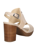 Sandalia beige charol de mujer, cuero de calidad premium, diseño anatómico y confortable para uso diario.