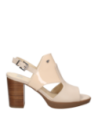 Calzado femenino beige en cuero charol con punta abierta, ideal para verano, estiliza sin perder confort.