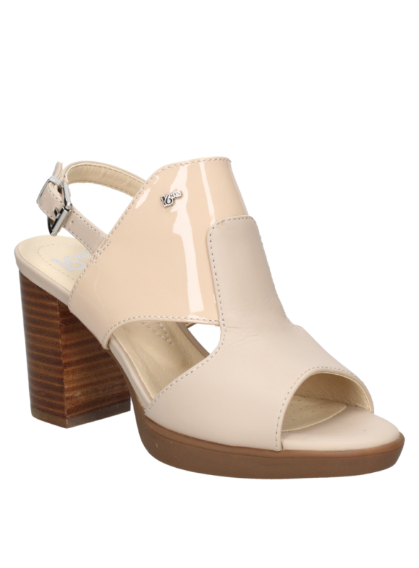 Sandalia de mujer en cuero beige charol con taco bloque de 8.5 cm, diseño cómodo y elegante.