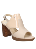 Sandalia de mujer en cuero beige charol con taco bloque de 8.5 cm, diseño cómodo y elegante.