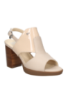 Sandalia de mujer en cuero beige charol con taco bloque de 8.5 cm, diseño cómodo y elegante.