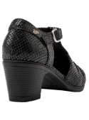 Zapato negro elegante de cuero para mujer, diseñado para adaptarse a la anatomía del pie.
