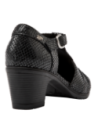 Zapato negro elegante de cuero para mujer, diseñado para adaptarse a la anatomía del pie.