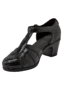 Vista del zapato de cuero negro con taco bloque de 6 cm y altura de caña de 5.7 cm.