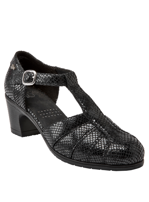 Detalle del zapato de cuero negro, mostrando su diseño cómodo y versátil para diversas ocasiones.