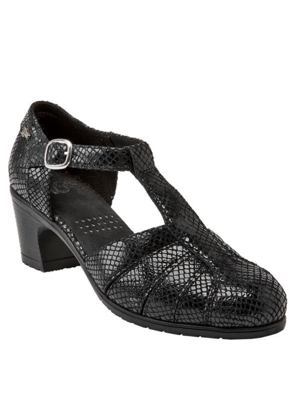 Detalle del zapato de cuero negro, mostrando su diseño cómodo y versátil para diversas ocasiones.