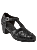 Detalle del zapato de cuero negro, mostrando su diseño cómodo y versátil para diversas ocasiones.