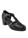 Detalle del zapato de cuero negro, mostrando su diseño cómodo y versátil para diversas ocasiones.