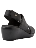 Sandalia de mujer en cuero negro, estilo casual, con diseño anatómico que ofrece confort y frescura.