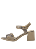 Sandalia athleisure versátil, combina con jeans o vestidos veraniegos, adecuada para ocasiones semi-formales y casuales.