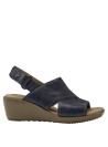 Sandalia azul de cuero premium para mujer, diseño elegante con taco cuña y punta redonda.
