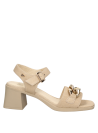 Sandalia chic de cuero beige para mujer, taco cuadrado y adorno de cadena, adecuada para salidas o reuniones diurnas.