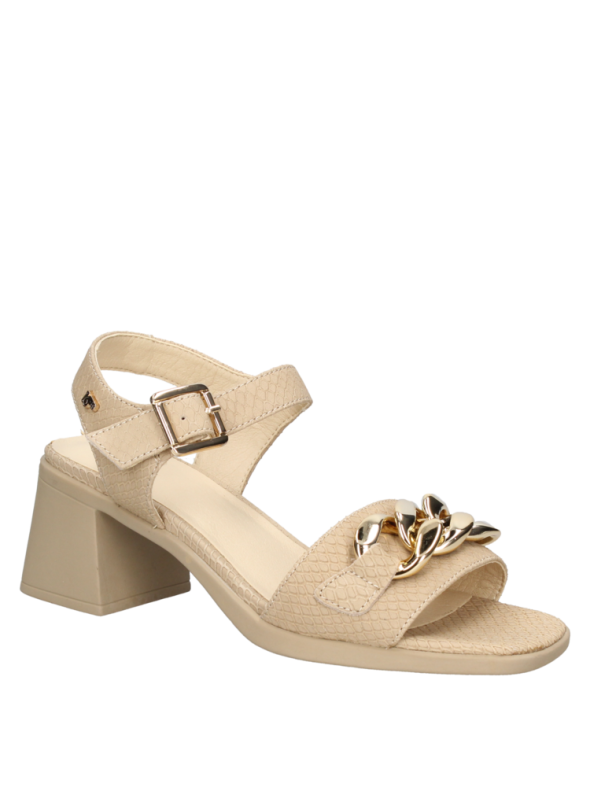 Sandalia de cuero beige con diseño moderno, hebilla ajustable y cadena metálica, combinable con faldas y pantalones.