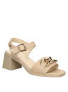 Sandalia de cuero beige con diseño moderno, hebilla ajustable y cadena metálica, combinable con faldas y pantalones.