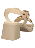 Elegante sandalia beige de cuero para mujer, con taco cuadrado y cadena metálica, perfecta para eventos informales.