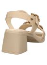 Elegante sandalia beige de cuero para mujer, con taco cuadrado y cadena metálica, perfecta para eventos informales.