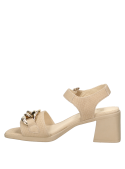 Calzado casual chic en cuero beige, con hebilla ajustable y cadena metálica, ideal para estilos smart casual.