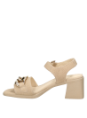 Calzado casual chic en cuero beige, con hebilla ajustable y cadena metálica, ideal para estilos smart casual.