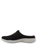 Zapatilla negra de mujer, diseño suave y maleable, adecuada para uso urbano diario.