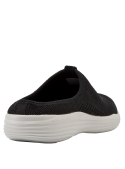 Zapatilla negra urbana de mujer, textil con 1% cuero, cómoda y adaptable.