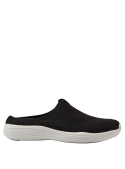 Zapatilla negra de mujer con punta redonda, ligera y confortable, ideal para uso diario.