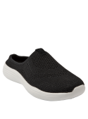 Zapatilla negra de mujer urbana con taco plano, diseño moderno y juvenil para actividades diarias.