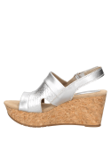 Sandalia de cuero plata, informal y cómoda, perfecta para un look relajado y sofisticado.