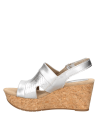 Sandalia de cuero plata, informal y cómoda, perfecta para un look relajado y sofisticado.