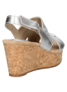 Cuero plata en sandalia de mujer, estilo casual con taco cuña de 8 cm y diseño liviano.