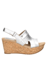 Sandalia plata de cuero para mujer, combina estilo informal y comodidad con su taco cuña.