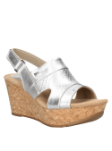 Elegante sandalia de cuero plata, ideal para un look casual, diseñada para máximo confort.