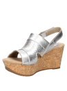 Sandalia de cuero plata para mujer, estilo informal, con taco cuña de 8 cm y punta abierta.