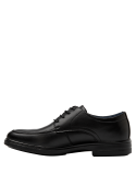 Detalle del cuero negro en zapato Derby de hombre.