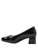 Diseño clásico de charol negro para mujer, con punta redondeada y adorno metálico, ideal para ocasiones formales.