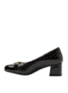 Diseño clásico de charol negro para mujer, con punta redondeada y adorno metálico, ideal para ocasiones formales.