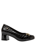 Zapato de charol negro para mujer con diseño elegante y sofisticado, hecho de cuero, con textura de piel de reptil.