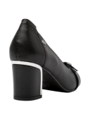 Zapato de cuero negro para mujer, estilo atemporal con tacón medio y detalles sofisticados, adecuado para ocasiones formales.
