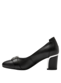 Zapato casual negro de cuero para mujer, sin cordones, con hebilla, ideal para trabajo y cenas elegantes.