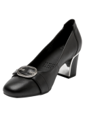 Zapato de cuero negro para mujer, diseño clásico con insignia decorativa cerca del talón, perfecto para eventos formales.