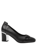 Zapato negro de cuero para mujer, estilo casual con tacón medio y hebilla metálica elegante.