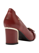 Calzado femenino de cuero rojo con tacón medio, ideal para cenas elegantes y ocasiones formales en Chile.