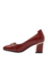 Zapato rojo de cuero para mujer con diseño sofisticado, perfecto para combinar con trajes sastre o vestidos formales.
