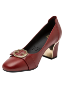 Calzado de cuero rojo para mujer, con detalle de insignia cerca del talón, adecuado para reuniones de trabajo.