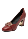 Calzado de cuero rojo para mujer, con detalle de insignia cerca del talón, adecuado para reuniones de trabajo.