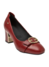 Zapato femenino en cuero rojo con empeine cerrado y hebilla metálica decorativa, perfecto para eventos elegantes.
