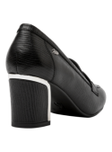 Zapato casual negro de cuero para mujer, diseño mocasín con tira decorativa, combina con jeans o ropa de oficina.