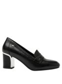 Zapato de cuero negro para mujer, tipo mocasín, con tira decorativa superior y detalle metálico, perfecto para oficina.