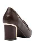 Zapato de cuero café, estilo casual para mujer, con detalle metálico discreto, ideal para un día laboral con estilo pulido.