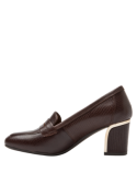 Elegante mocasín de cuero café para mujer, con diseño atemporal y cómodo, adecuado para reuniones y eventos formales.